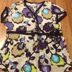 Side tie patterned scrub top.